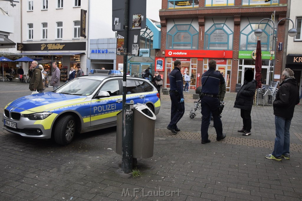 Einsatz BF Koeln Messerstecherei Koeln Porz Josefstr P20.JPG - Miklos Laubert